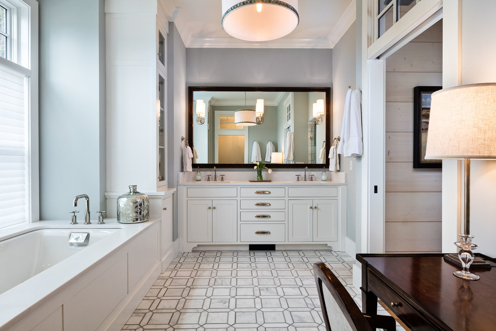 Inredning av ett klassiskt stort en-suite badrum, med skåp i shakerstil, vita skåp, ett undermonterat badkar, grå väggar, ett undermonterad handfat och flerfärgat golv