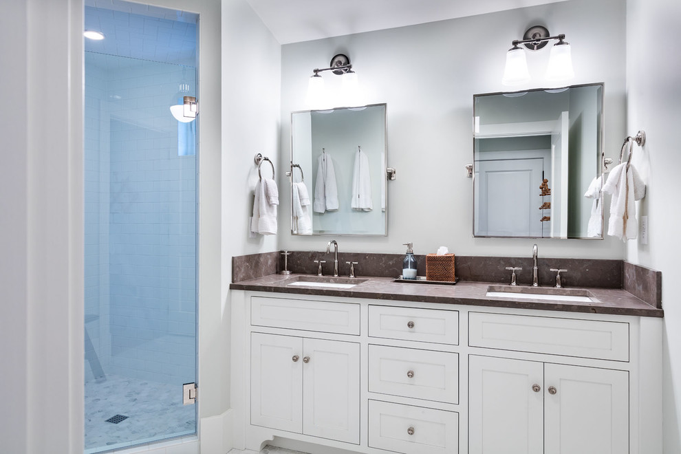 Idee per una stanza da bagno padronale classica con ante in stile shaker, ante bianche, doccia ad angolo, pareti grigie, lavabo sottopiano e porta doccia a battente