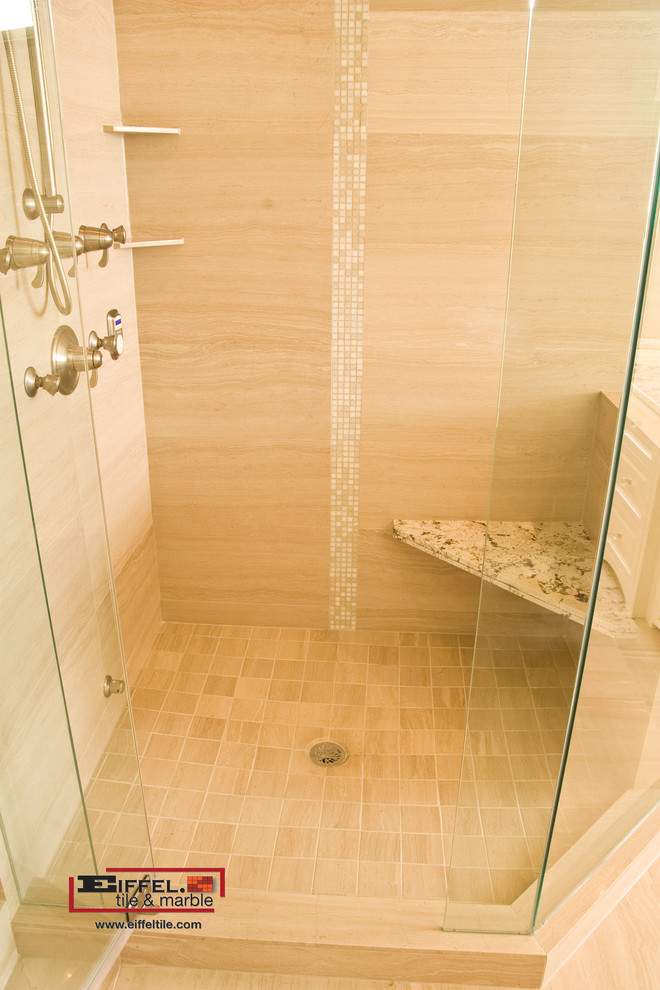 Diseño de cuarto de baño tradicional renovado con ducha esquinera, baldosas y/o azulejos de piedra y suelo de travertino