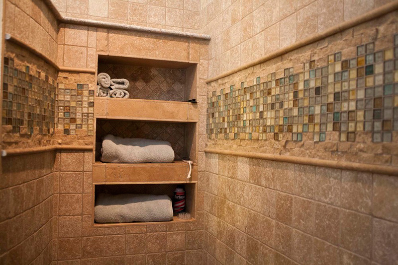 Ispirazione per una stanza da bagno padronale tradizionale di medie dimensioni con vasca da incasso, doccia aperta, WC monopezzo, piastrelle beige, piastrelle in ceramica, pareti beige e pavimento in travertino