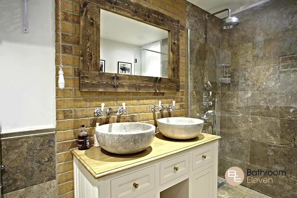 Idéer för att renovera ett litet rustikt badrum med dusch, med möbel-liknande, vita skåp, våtrum, en toalettstol med separat cisternkåpa, brun kakel, marmorkakel, vita väggar, marmorgolv, ett avlångt handfat och träbänkskiva