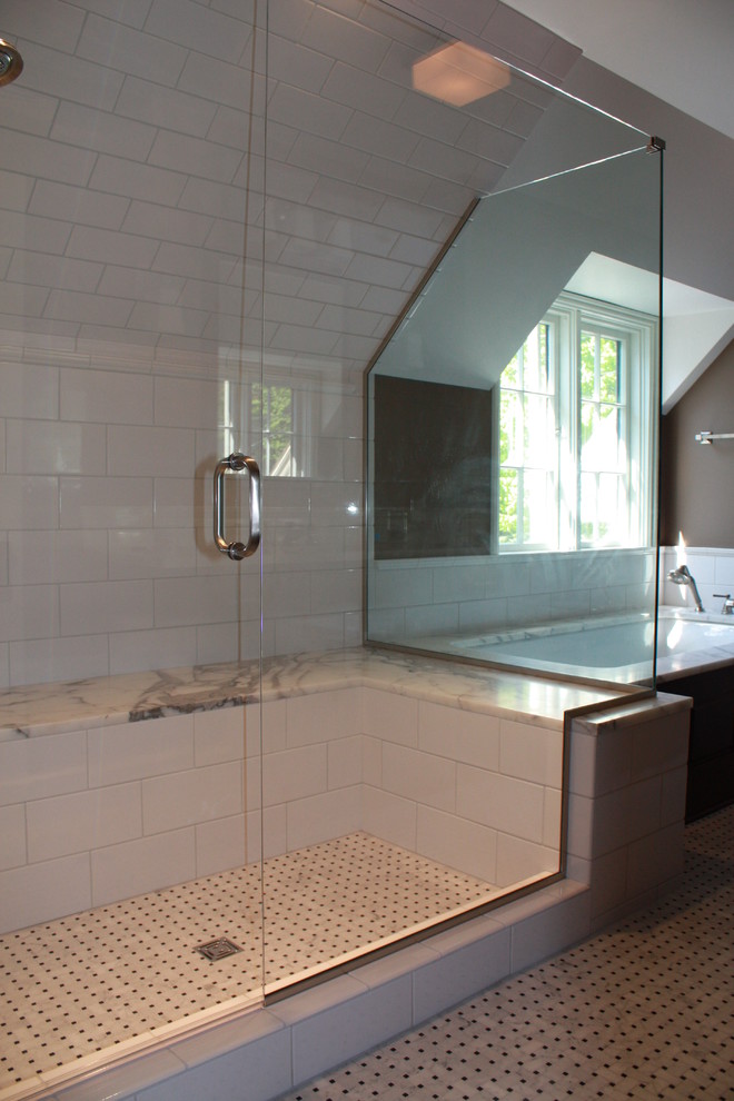 Inspiration för klassiska badrum, med vit kakel, keramikplattor, grå väggar, mosaikgolv och marmorbänkskiva