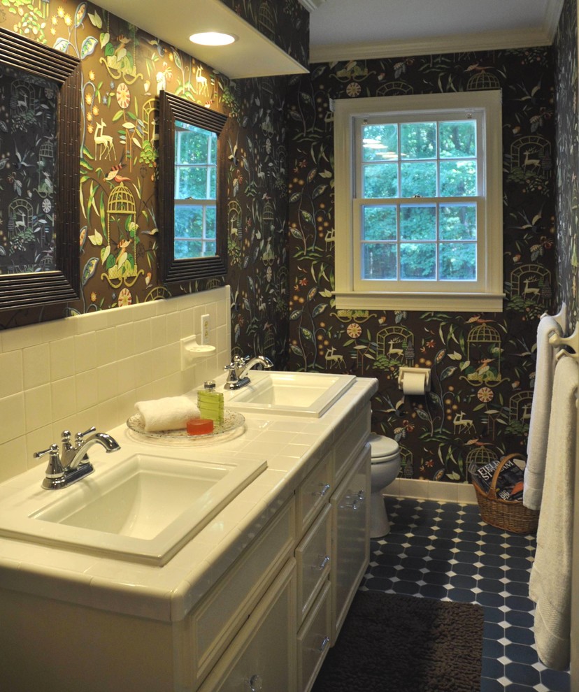 На фото: ванная комната в классическом стиле с накладной раковиной, фасадами островного типа, белыми фасадами, столешницей из плитки, душем в нише, унитазом-моноблоком, белой плиткой и керамической плиткой с