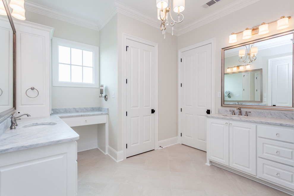Idéer för mellanstora vintage en-suite badrum, med luckor med upphöjd panel, vita skåp, ett badkar i en alkov, en dusch/badkar-kombination, vit kakel, keramikplattor, beige väggar, klinkergolv i keramik, ett nedsänkt handfat och marmorbänkskiva