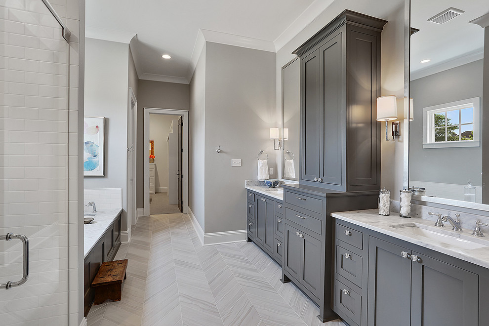 Idéer för ett stort klassiskt en-suite badrum, med luckor med infälld panel, grå skåp, ett platsbyggt badkar, vit kakel, keramikplattor, grå väggar, klinkergolv i porslin, marmorbänkskiva och ett undermonterad handfat