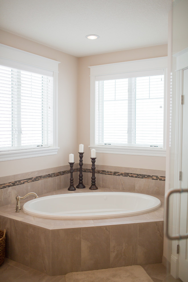 Exempel på ett mellanstort klassiskt en-suite badrum, med vita skåp, ett hörnbadkar, porslinskakel, beige väggar, klinkergolv i porslin, ett nedsänkt handfat, granitbänkskiva, skåp i shakerstil, en hörndusch, brunt golv och dusch med gångjärnsdörr