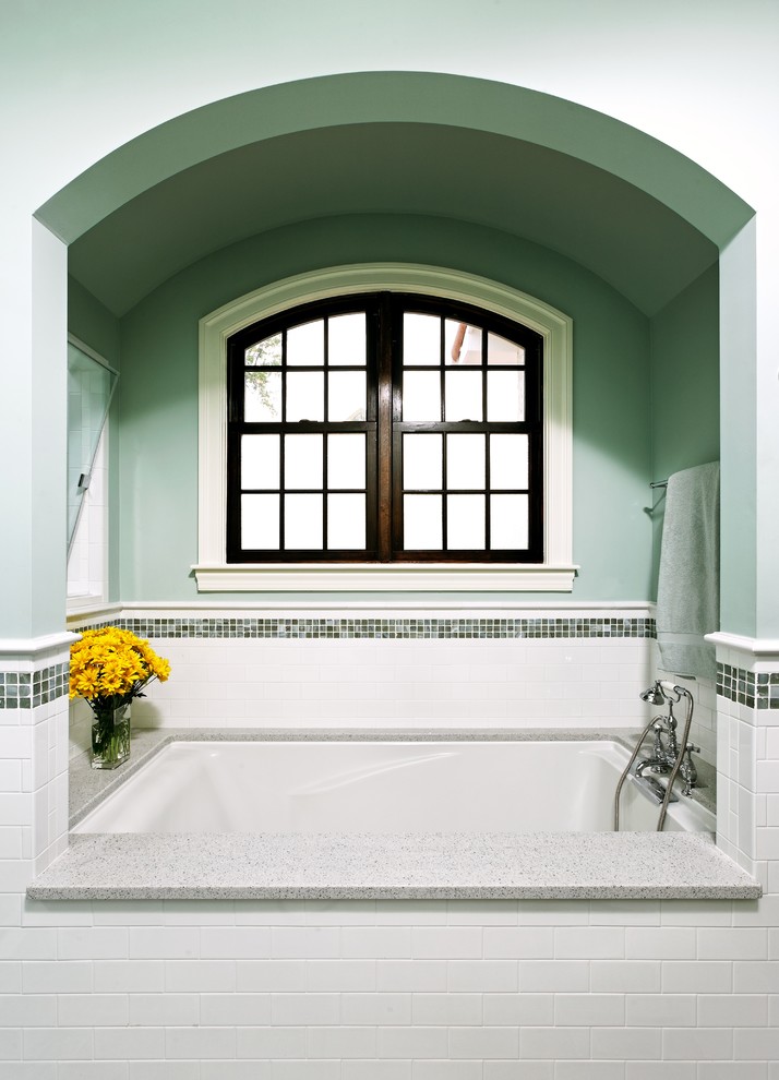 На фото: большая главная ванная комната в средиземноморском стиле с ванной в нише и зелеными стенами