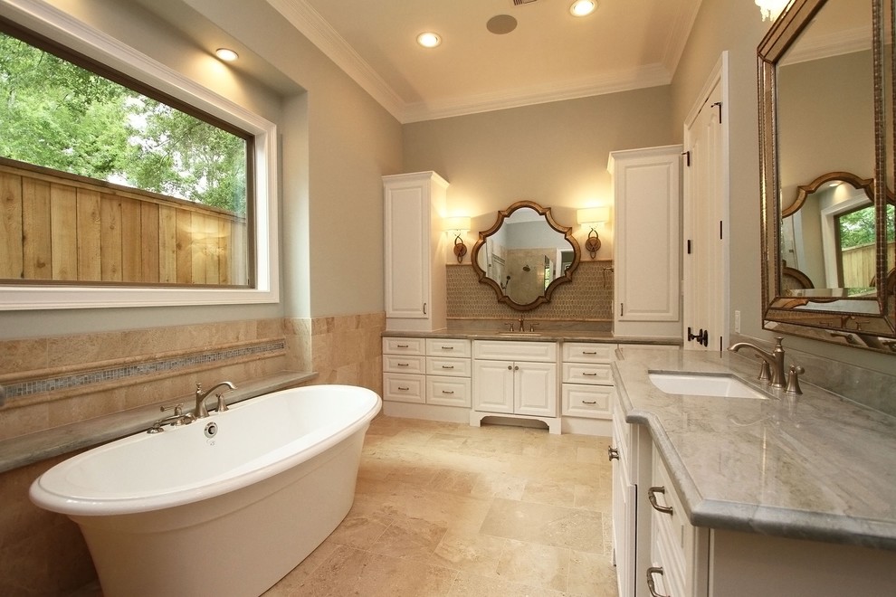 На фото: ванная комната среднего размера в классическом стиле с фасадами с выступающей филенкой, белыми фасадами, душем в нише, раздельным унитазом, душевой кабиной, врезной раковиной и столешницей из известняка с