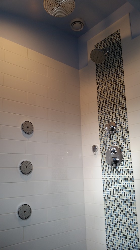 Foto på ett mellanstort vintage en-suite badrum, med en dusch i en alkov, en toalettstol med hel cisternkåpa, vit kakel, tunnelbanekakel, blå väggar, klinkergolv i porslin och ett väggmonterat handfat