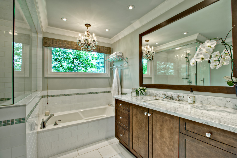На фото: ванная комната в стиле неоклассика (современная классика) с врезной раковиной, фасадами в стиле шейкер, темными деревянными фасадами, ванной в нише, зеленой плиткой, плиткой мозаикой и окном с