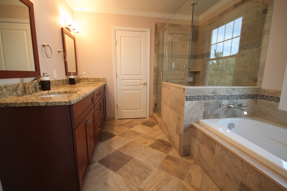 Ispirazione per una stanza da bagno classica con lavabo sottopiano, ante in stile shaker, ante in legno bruno, top in granito, vasca da incasso, doccia ad angolo, WC a due pezzi e piastrelle beige