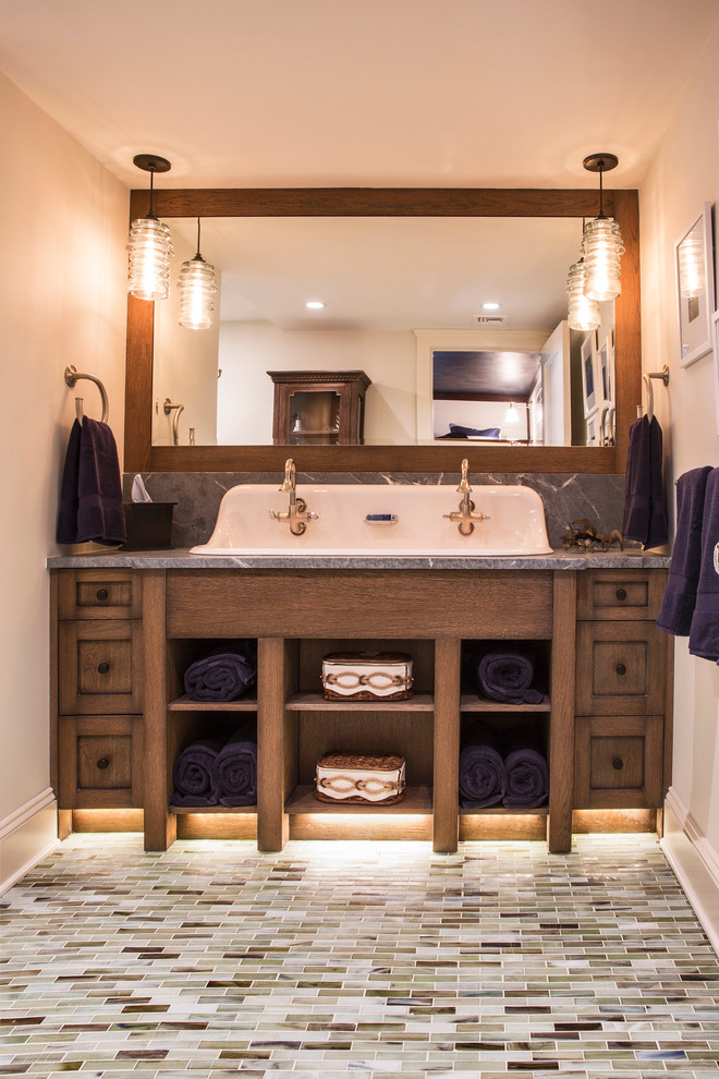 Cette photo montre une salle de bain principale romantique en bois foncé de taille moyenne avec un placard sans porte, un carrelage beige, mosaïque, un mur beige, un sol en carrelage de terre cuite, une grande vasque et un plan de toilette en marbre.