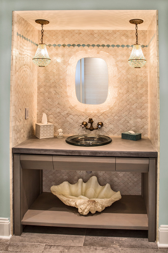 Großes Maritimes Badezimmer En Suite mit offenen Schränken, beigen Fliesen, braunen Schränken, Terrakottafliesen, bunten Wänden und Keramikboden in New York