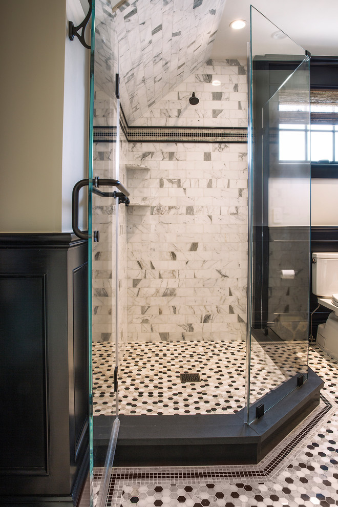 Imagen de cuarto de baño principal actual extra grande con ducha abierta y baldosas y/o azulejos blancas y negros