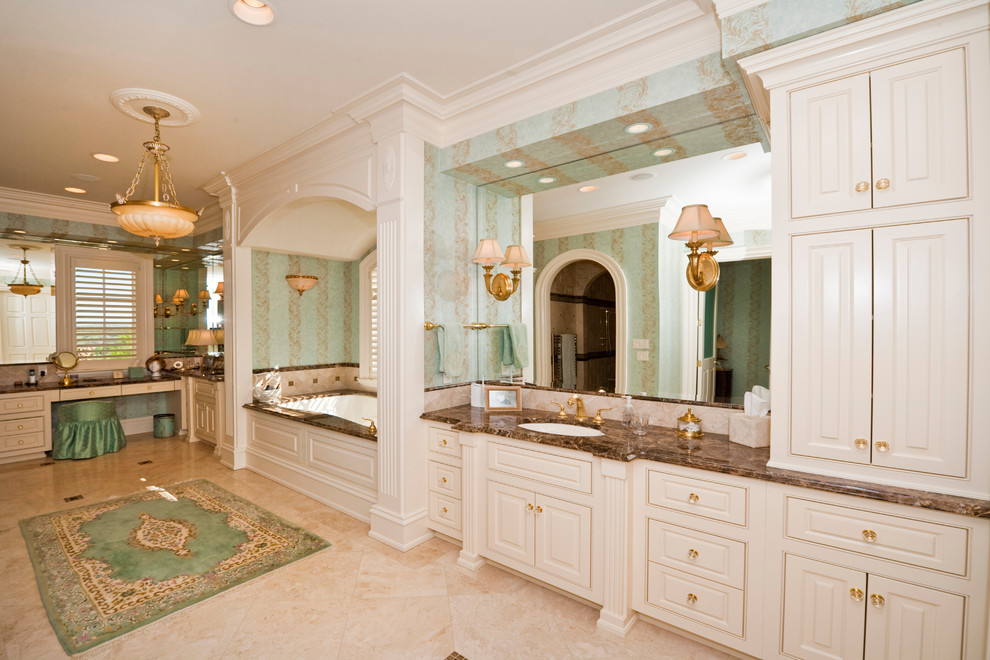 Inspiration för ett mycket stort vintage en-suite badrum, med skåp i shakerstil, vita skåp, blå väggar, marmorgolv och ett nedsänkt handfat