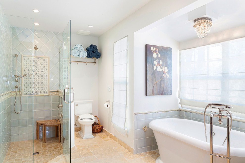 Пример оригинального дизайна: ванная комната в классическом стиле с отдельно стоящей ванной, угловым душем, раздельным унитазом, синей плиткой и белыми стенами