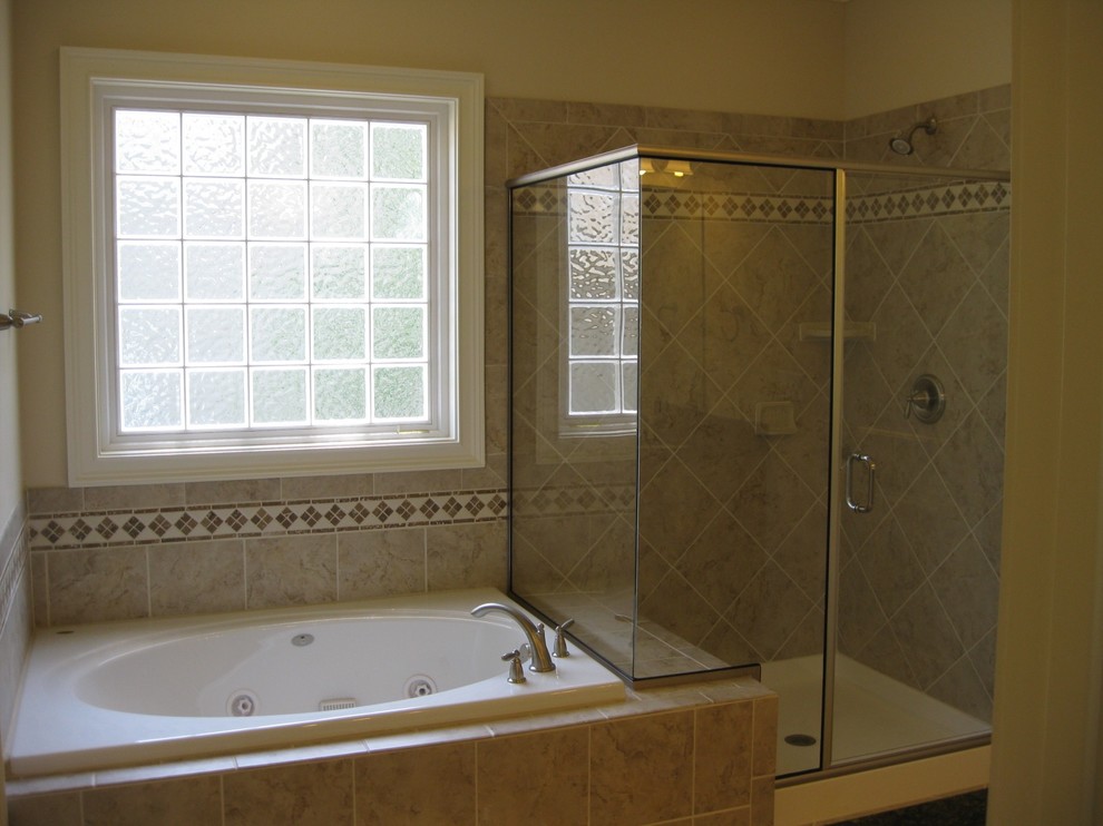 На фото: ванная комната в классическом стиле с накладной ванной, душем в нише, бежевой плиткой и керамической плиткой