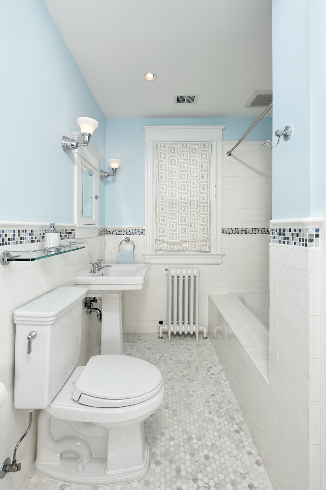 Idee per una stanza da bagno tradizionale di medie dimensioni con piastrelle diamantate, vasca ad alcova, vasca/doccia, WC a due pezzi, piastrelle bianche, pareti blu, pavimento con piastrelle a mosaico e lavabo a colonna