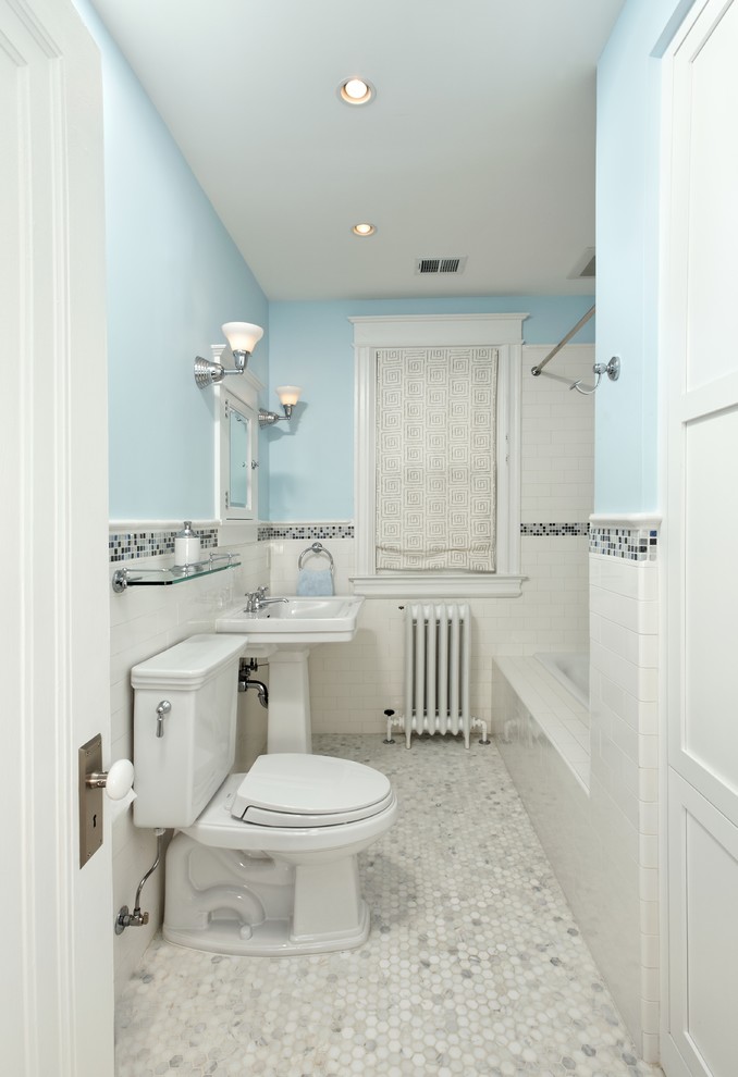 Idéer för att renovera ett mellanstort vintage badrum för barn, med ett badkar i en alkov, en dusch/badkar-kombination, en toalettstol med separat cisternkåpa, vit kakel, tunnelbanekakel, blå väggar, mosaikgolv och ett piedestal handfat