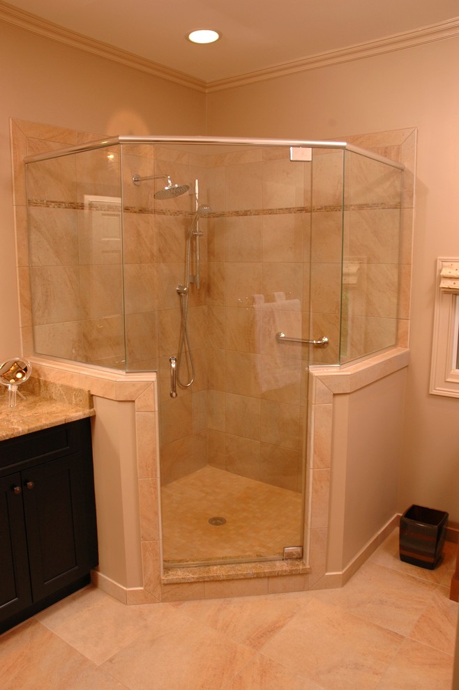 Ispirazione per una stanza da bagno padronale tradizionale di medie dimensioni con lavabo sottopiano, ante lisce, ante in legno bruno, top in granito, doccia alcova e pareti beige