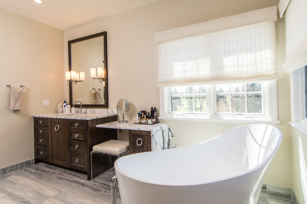 Стильный дизайн: ванная комната в стиле модернизм с фасадами с утопленной филенкой, фасадами цвета дерева среднего тона и мраморной столешницей - последний тренд