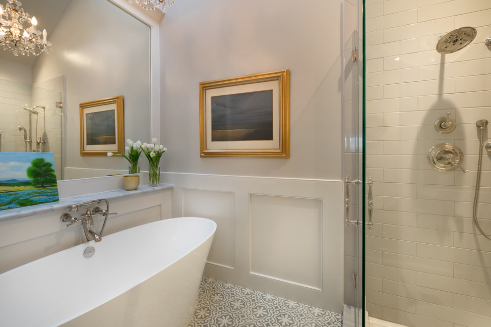 Klassisches Badezimmer En Suite mit freistehender Badewanne, Eckdusche, grauen Fliesen, Zementfliesen für Boden und Marmor-Waschbecken/Waschtisch in Houston