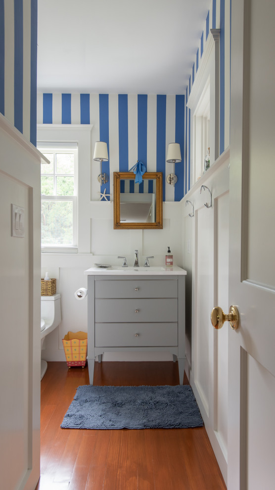 Esempio di una piccola stanza da bagno con doccia tradizionale con ante grigie, pareti blu, pavimento in legno massello medio, lavabo sottopiano, pavimento marrone, top bianco e ante lisce