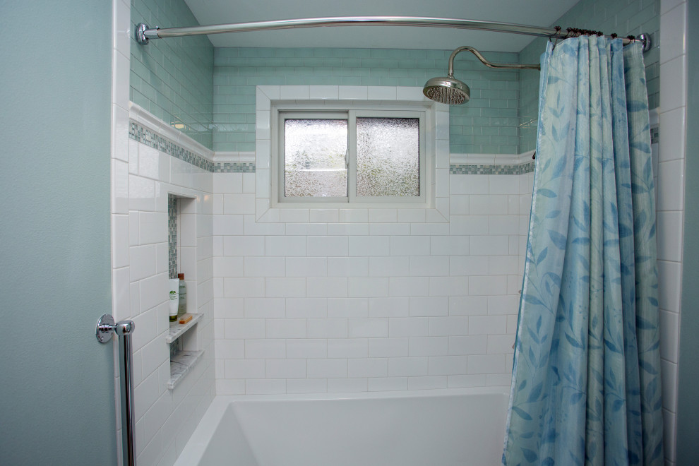 На фото: ванная комната среднего размера в классическом стиле с фасадами с декоративным кантом, белыми фасадами, ванной в нише, душем над ванной, раздельным унитазом, белой плиткой, плиткой кабанчик, синими стенами, темным паркетным полом, врезной раковиной, столешницей из искусственного кварца, коричневым полом, шторкой для ванной и белой столешницей
