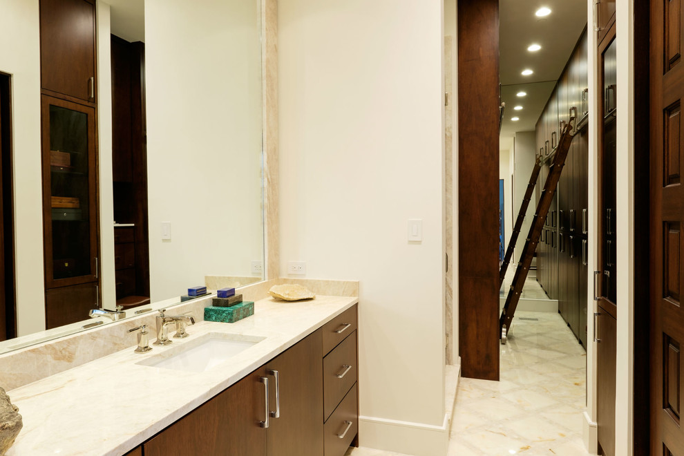 Immagine di una stanza da bagno padronale classica di medie dimensioni con ante lisce, ante in legno bruno, top in marmo, vasca sottopiano, piastrelle bianche, pareti bianche e pavimento in marmo