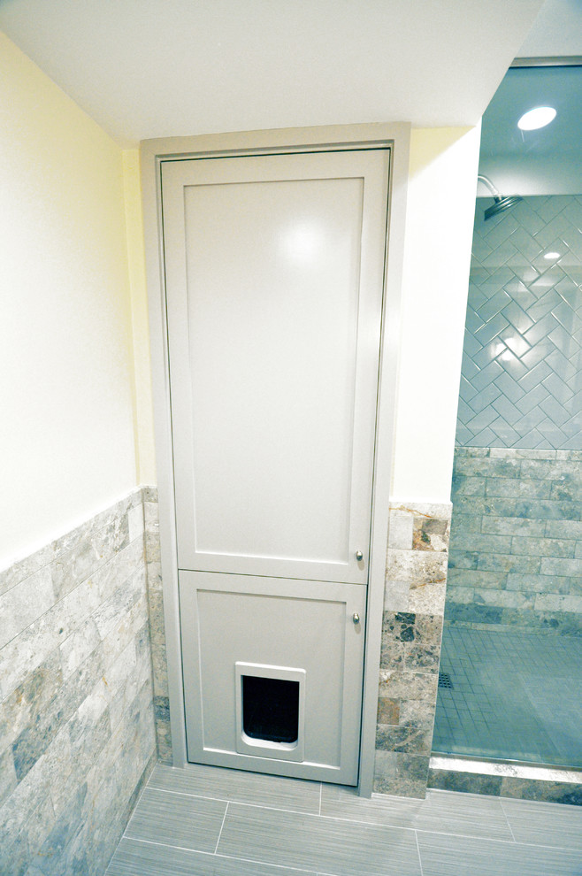 Inredning av ett klassiskt litet en-suite badrum, med luckor med profilerade fronter, grå skåp, en öppen dusch, grå kakel, stenkakel, beige väggar och klinkergolv i porslin