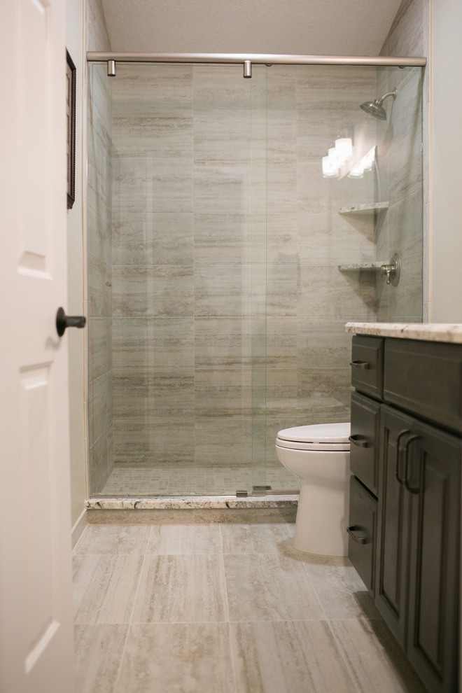 Idéer för ett litet klassiskt badrum med dusch, med luckor med upphöjd panel, skåp i mörkt trä, en kantlös dusch, en toalettstol med separat cisternkåpa, grå kakel, porslinskakel, grå väggar, klinkergolv i porslin, ett undermonterad handfat och granitbänkskiva