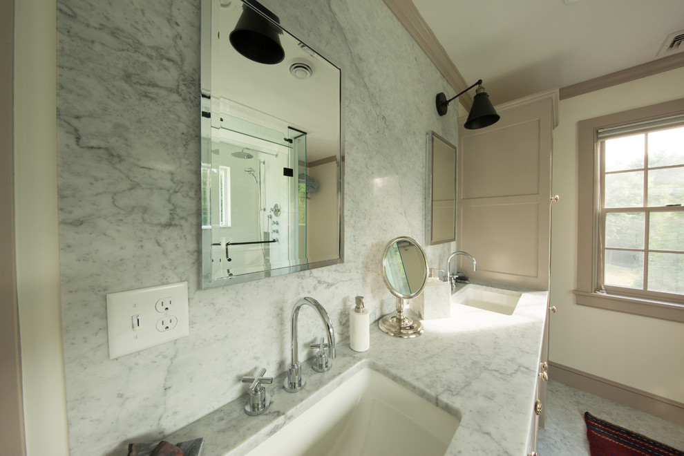 На фото: большая главная ванная комната в классическом стиле с фасадами с утопленной филенкой, бежевыми фасадами, угловым душем, белой плиткой, белыми стенами, врезной раковиной и душем с распашными дверями с