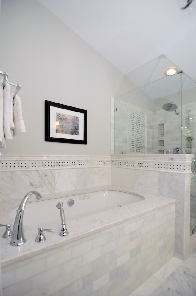 Bild på ett vintage badrum, med ett undermonterad handfat, luckor med infälld panel, vita skåp, bänkskiva i kvarts, ett undermonterat badkar, en öppen dusch och flerfärgad kakel