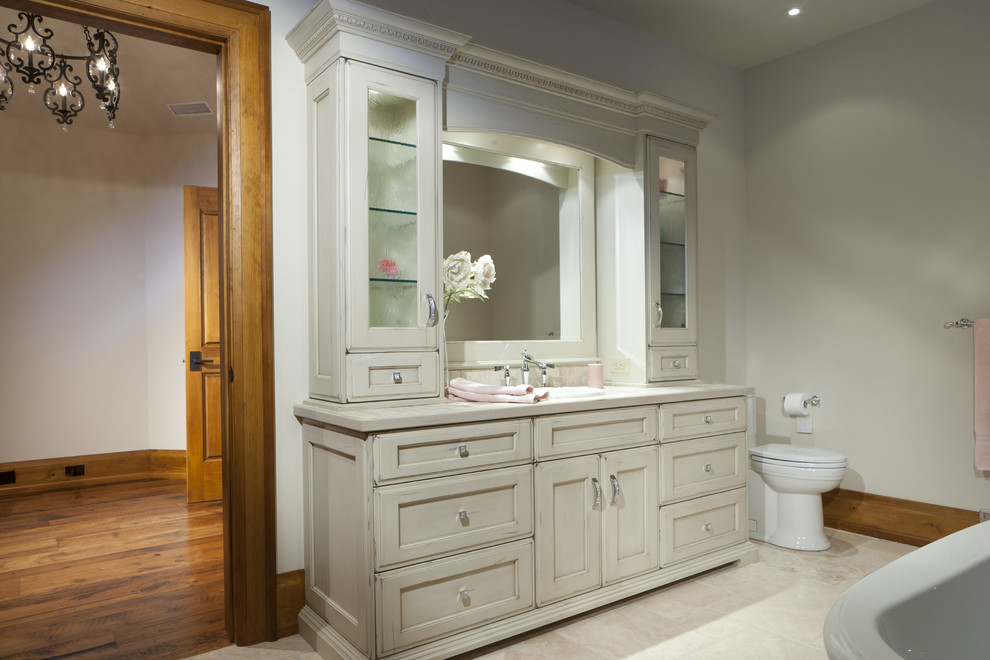 Идея дизайна: ванная комната в классическом стиле с накладной раковиной, фасадами в стиле шейкер и искусственно-состаренными фасадами
