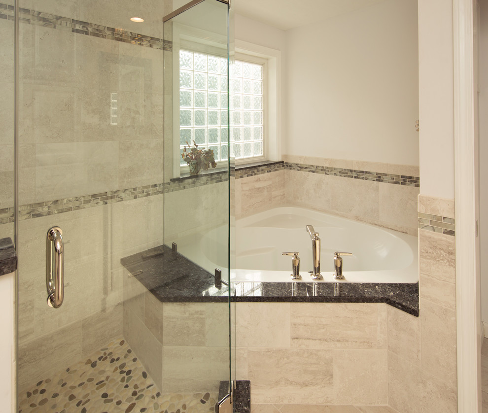 Пример оригинального дизайна: большая главная ванная комната в классическом стиле с фасадами с выступающей филенкой, белыми фасадами, угловой ванной, угловым душем, раздельным унитазом, бежевой плиткой, черной плиткой, коричневой плиткой, разноцветной плиткой, плиткой мозаикой, белыми стенами, полом из керамогранита, врезной раковиной, столешницей из искусственного кварца, бежевым полом и душем с распашными дверями