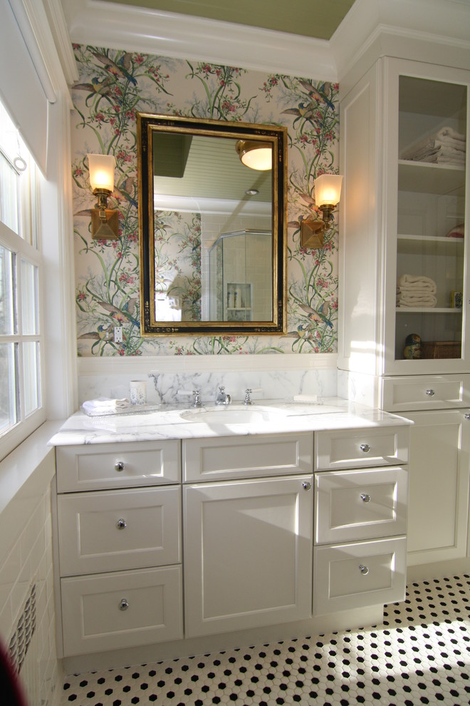 Réalisation d'une petite salle de bain tradition avec un placard à porte shaker, des portes de placard blanches et un plan de toilette en marbre.