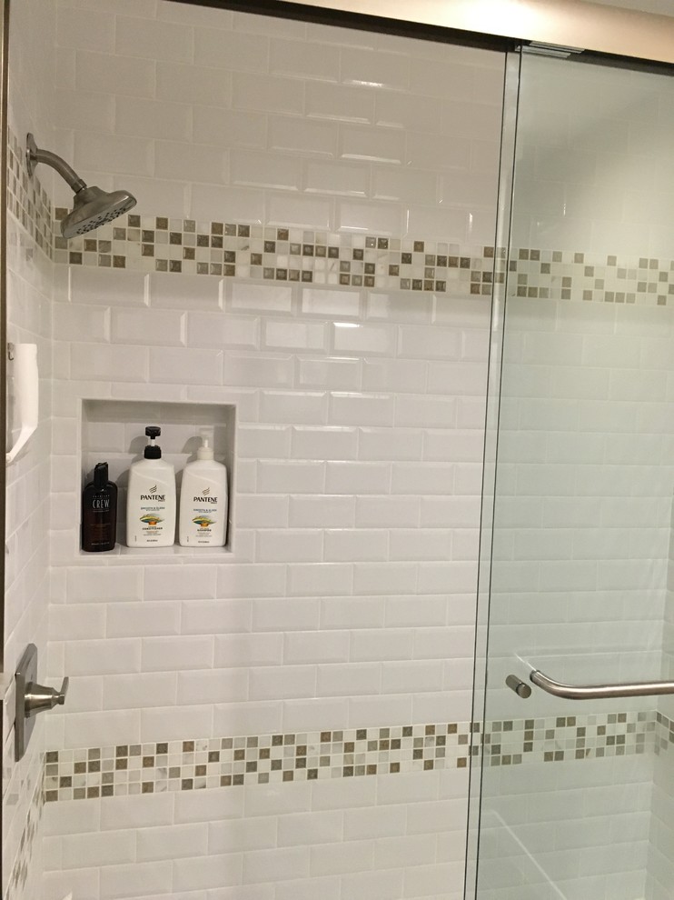 Imagen de cuarto de baño principal tradicional con baldosas y/o azulejos blancos, baldosas y/o azulejos de cerámica y suelo de baldosas de porcelana