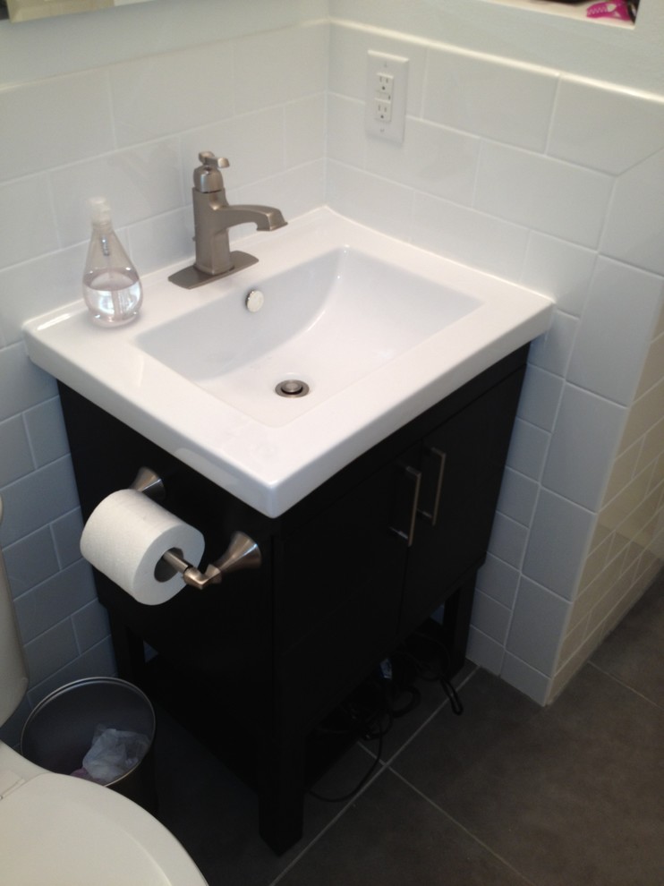 Пример оригинального дизайна: ванная комната среднего размера в классическом стиле с плоскими фасадами, черными фасадами, душем в нише, унитазом-моноблоком, белой плиткой, плиткой кабанчик, белыми стенами, полом из керамогранита, душевой кабиной, консольной раковиной, коричневым полом и душем с распашными дверями