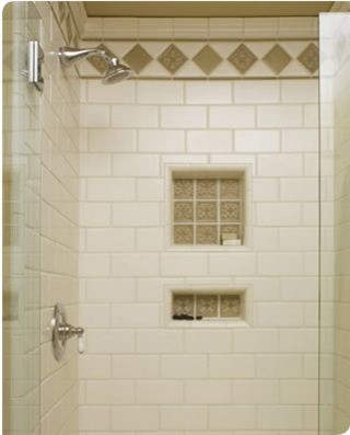 Immagine di una stanza da bagno classica con vasca ad angolo, doccia ad angolo, piastrelle bianche, piastrelle in ceramica e pareti bianche