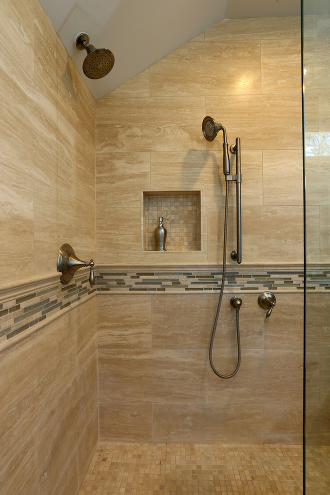 Esempio di una grande stanza da bagno padronale classica con ante in legno bruno, doccia doppia, WC a due pezzi, piastrelle beige, piastrelle in travertino, pareti beige, pavimento in travertino, lavabo da incasso e top in granito