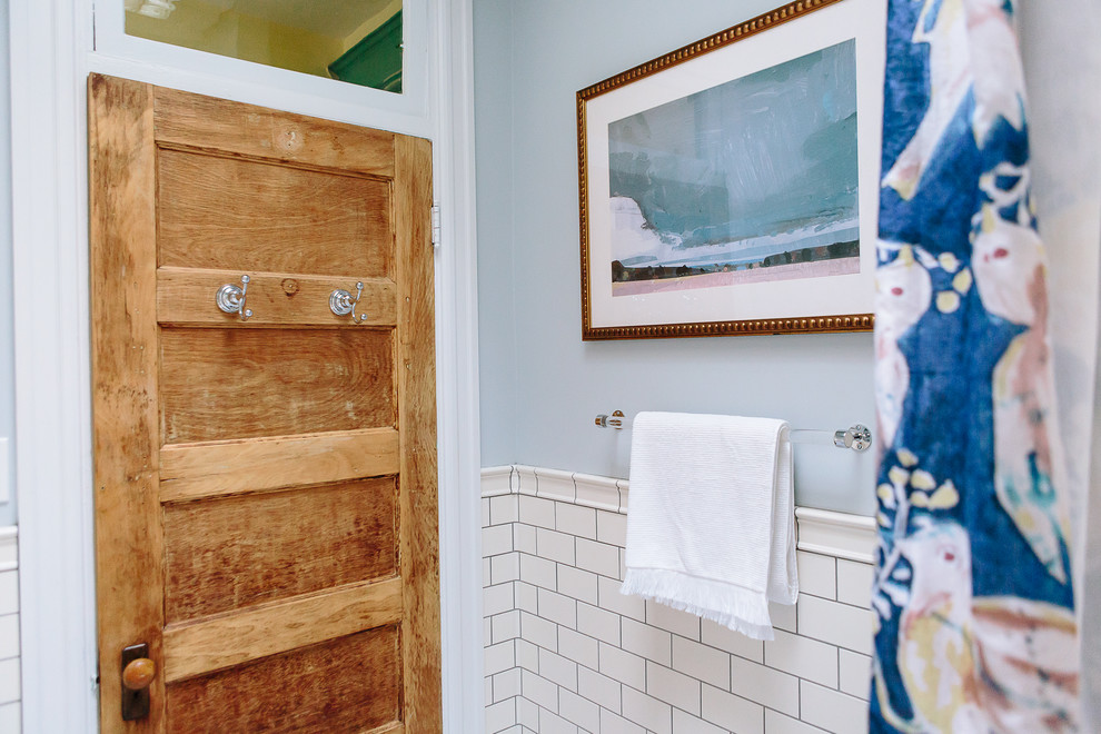 Exempel på ett mellanstort eklektiskt grå grått badrum med dusch, med skåp i shakerstil, vita skåp, ett badkar i en alkov, en dusch/badkar-kombination, en toalettstol med separat cisternkåpa, vit kakel, keramikplattor, blå väggar, klinkergolv i keramik, ett nedsänkt handfat, marmorbänkskiva, blått golv och dusch med duschdraperi