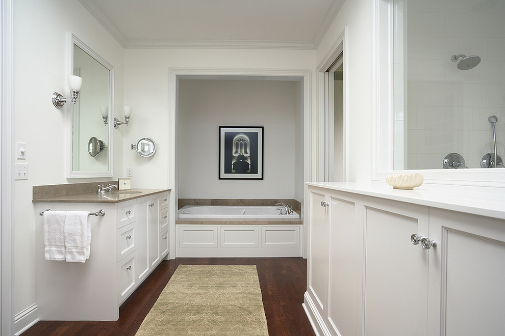 Klassisches Badezimmer mit Badewanne in Nische und dunklem Holzboden in Minneapolis