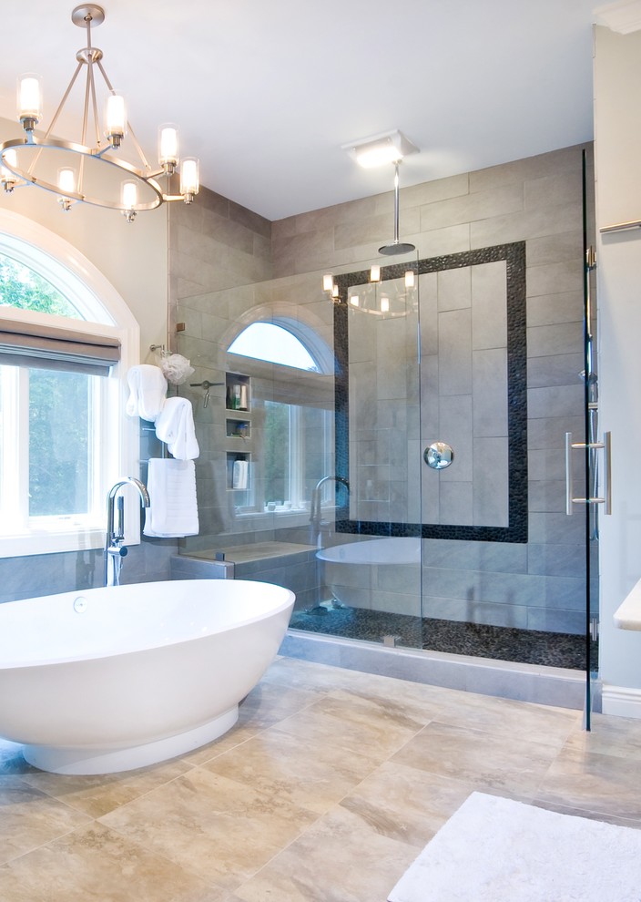 Idées déco pour une douche en alcôve contemporaine avec une baignoire indépendante, un carrelage gris et un mur en pierre.