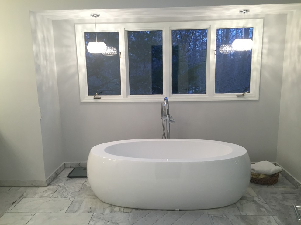 Ispirazione per un'ampia stanza da bagno padronale moderna con vasca freestanding, doccia ad angolo, piastrelle bianche, piastrelle di marmo, pareti grigie e pavimento in marmo