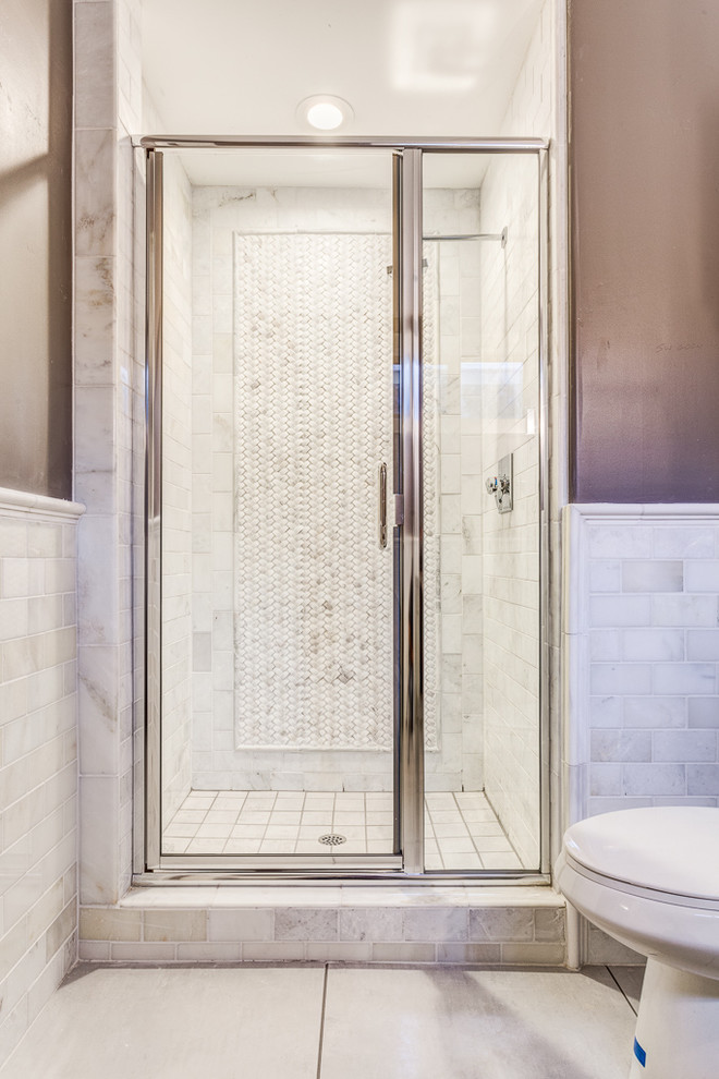 Réalisation d'une salle de bain tradition de taille moyenne avec un lavabo encastré, WC à poser, un carrelage blanc, un carrelage métro, un mur gris et un sol en carrelage de porcelaine.