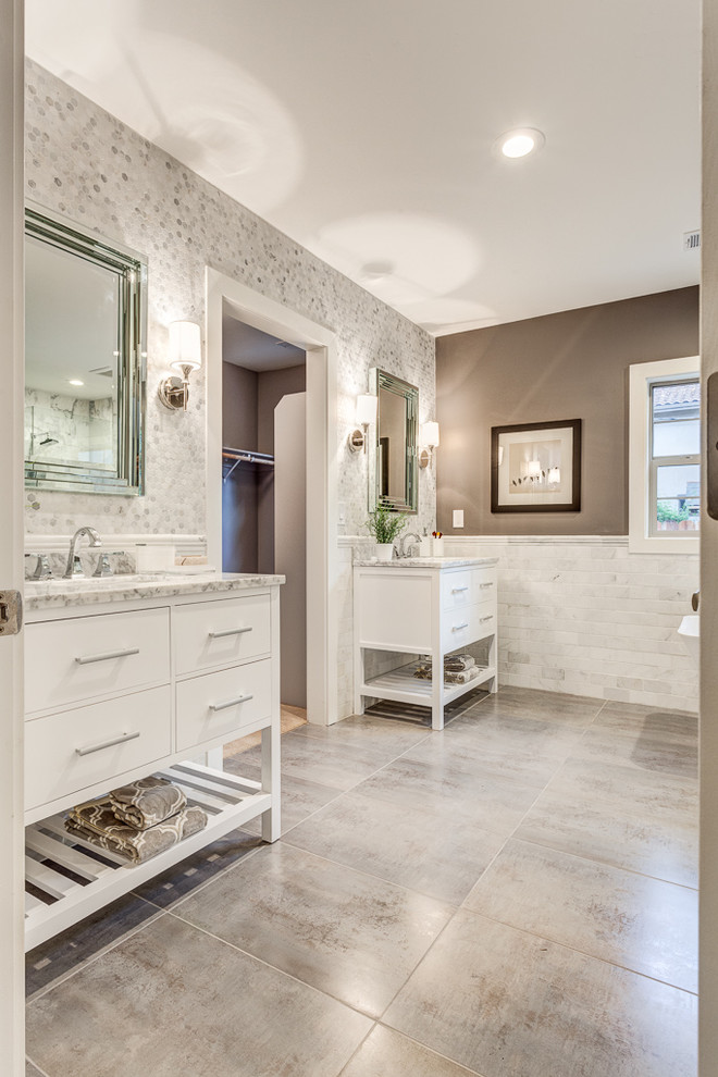 Пример оригинального дизайна: главная ванная комната среднего размера в стиле неоклассика (современная классика) с врезной раковиной, белыми фасадами, мраморной столешницей, серой плиткой, плиткой мозаикой, серыми стенами и полом из керамогранита