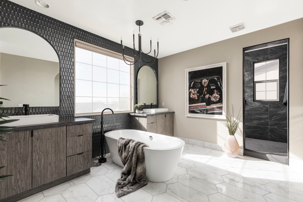 Exemple d'une grande douche en alcôve principale tendance en bois brun avec un placard à porte plane, une baignoire indépendante, un carrelage noir, un mur gris, une vasque, un sol gris, une cabine de douche à porte battante, un plan de toilette gris, meuble simple vasque et meuble-lavabo encastré.