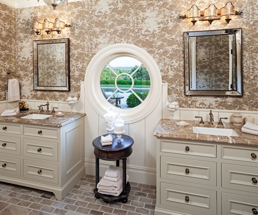 Esempio di una stanza da bagno chic con ante con riquadro incassato, ante beige, pareti multicolore e lavabo sottopiano