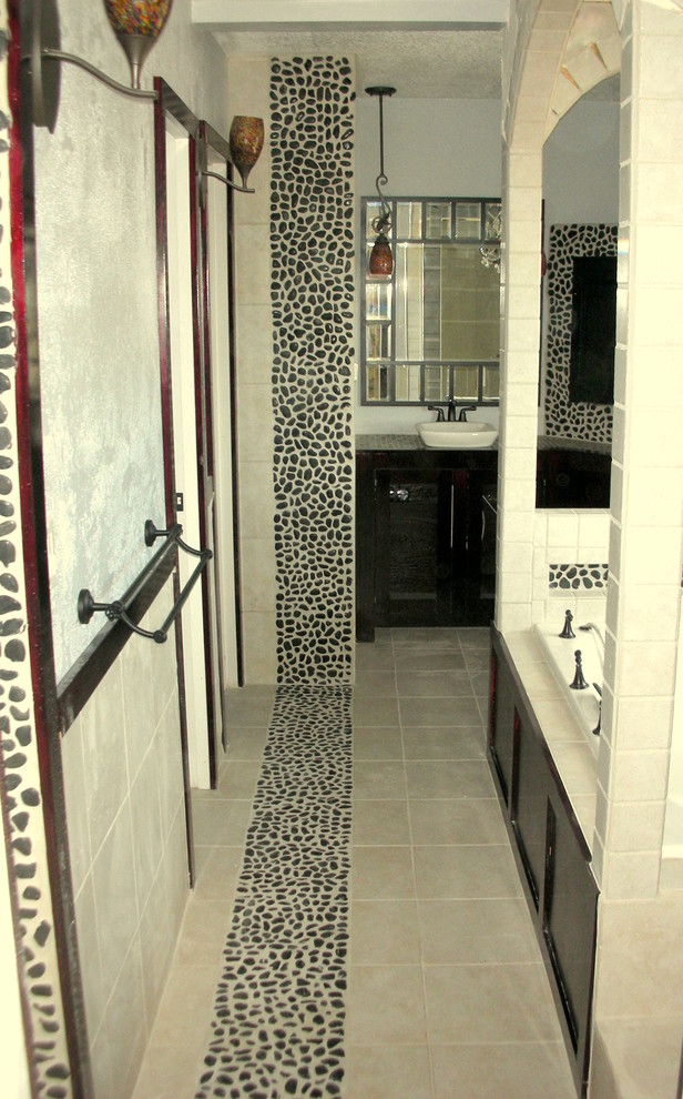 Cette photo montre une salle de bain éclectique avec une douche à l'italienne, un sol en carrelage de porcelaine et aucune cabine.