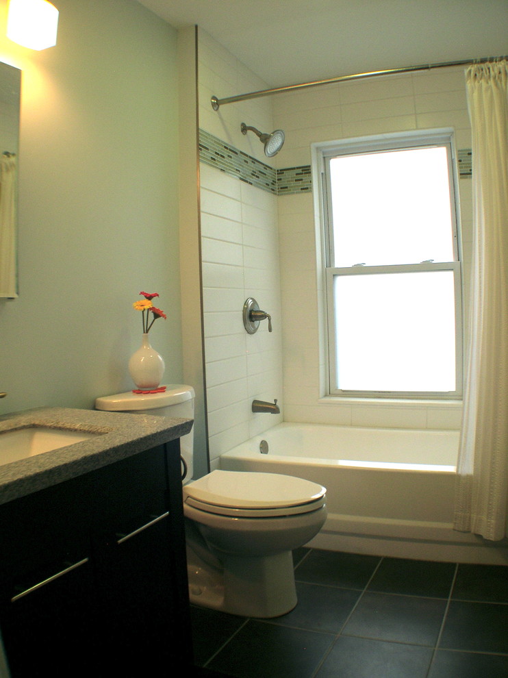 Idee per una piccola stanza da bagno moderna con lavabo sottopiano, ante in stile shaker, ante in legno bruno, top in granito, vasca/doccia, piastrelle grigie, piastrelle in ceramica, pareti verdi e pavimento con piastrelle in ceramica